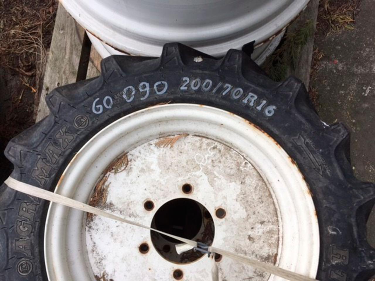 BKT 200/70R16