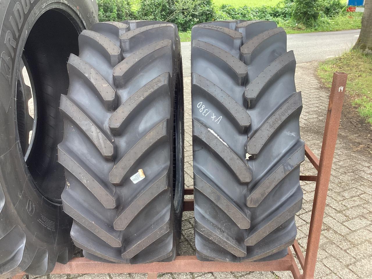 440/65R28 banden 2x