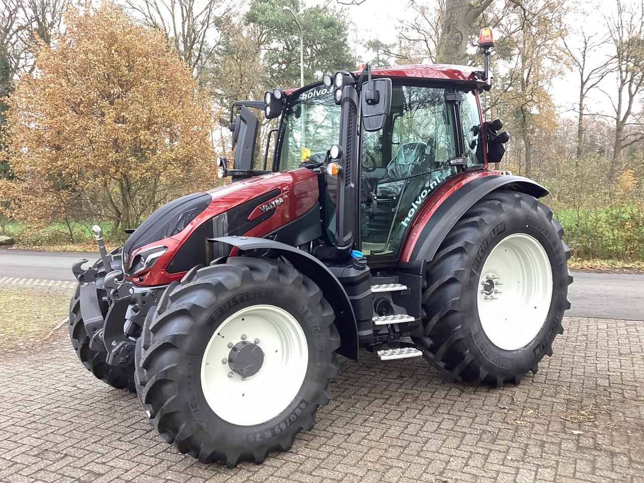 Valtra G125 trekker