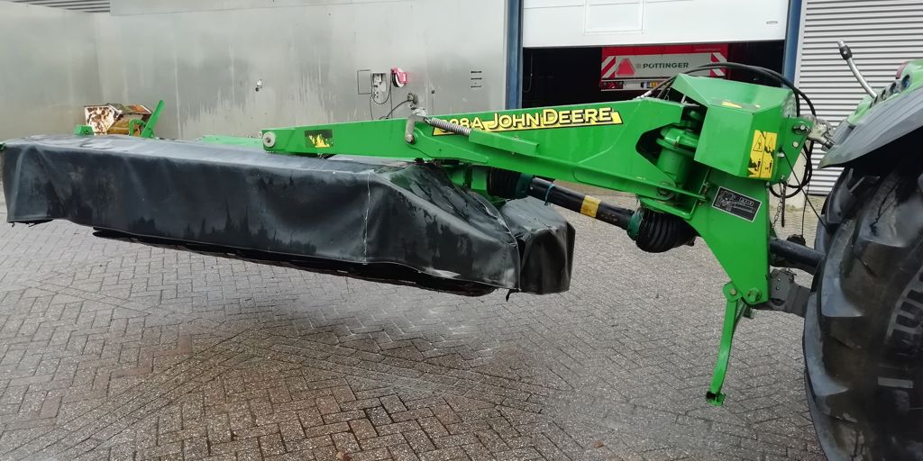 John Deere 328A achtermaaier met kneuzer