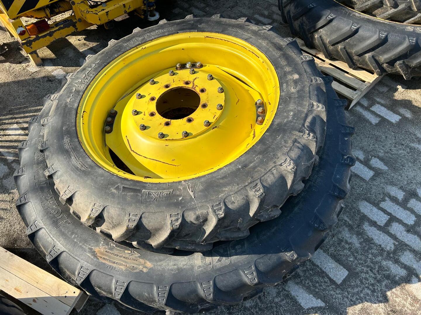 BKT banden 300/95R52 en 270/95R36 (BRU) #777957